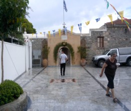 Intrarea din spatele Manastirii